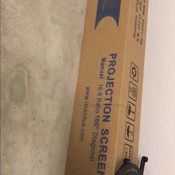 Projection screen and wall mount - Picture 3 of 8